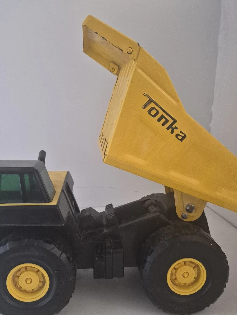 2009 Tonka Dump Truck Large Plastic Body with Metal Dump Bed 04738